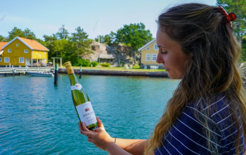 Käringön Bohuslän – Vin och båttur på havet med gula skärgårdshus på Käringön