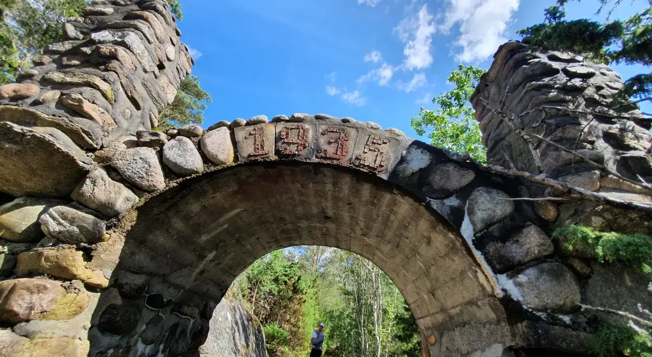 Alaska-golden-gate.webp