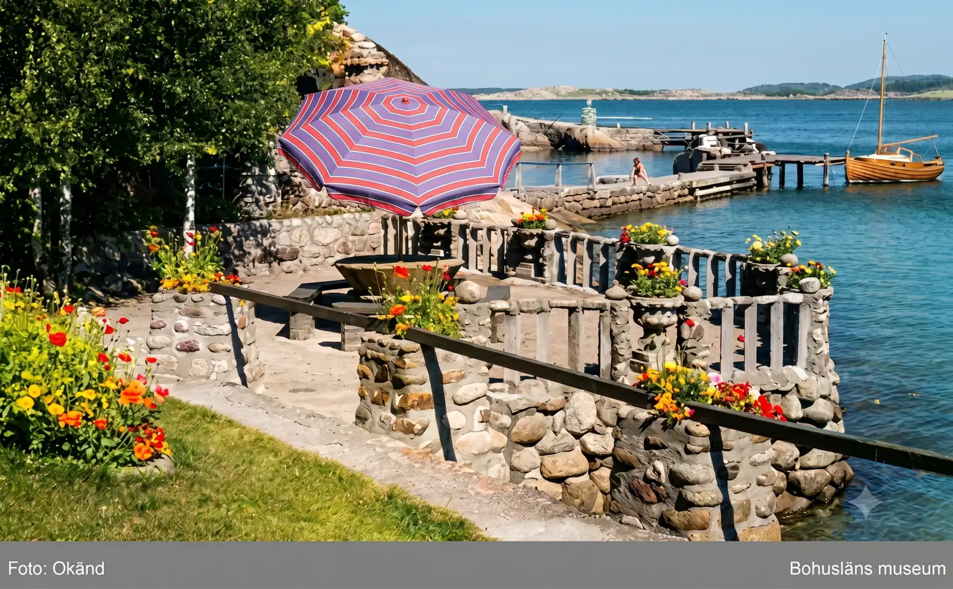 Alaskatradgarden-stenterras-vid-havet-scaled.webp