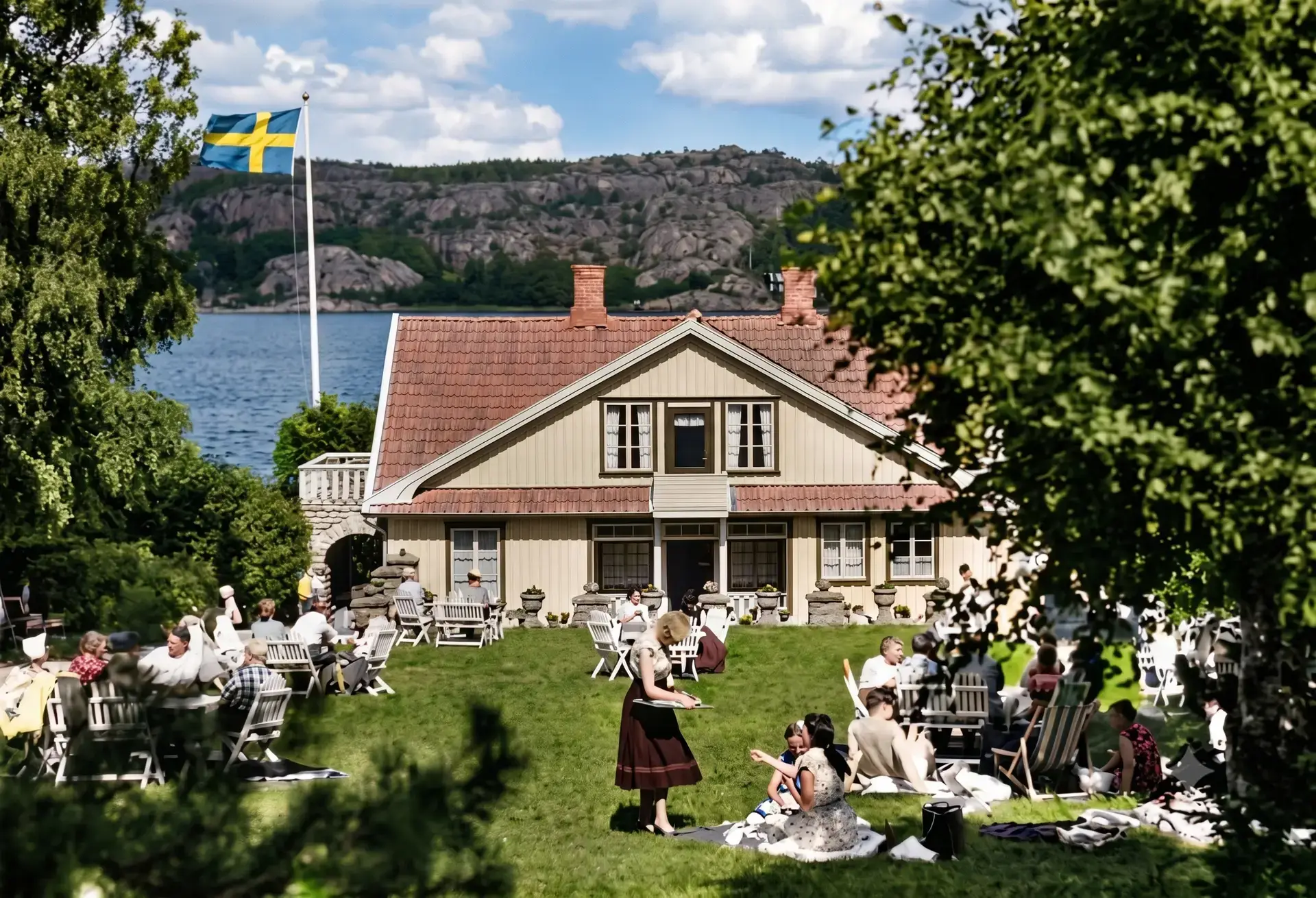 Alaskatradgardens-vardshus-fran-tradgarden.webp